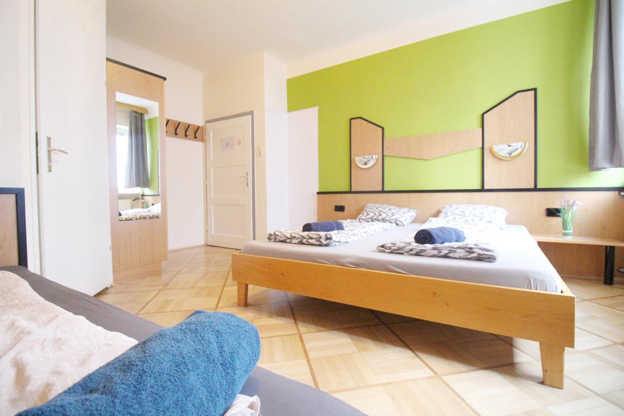 Triple In Hutteldorfer Strasse Area Vienne