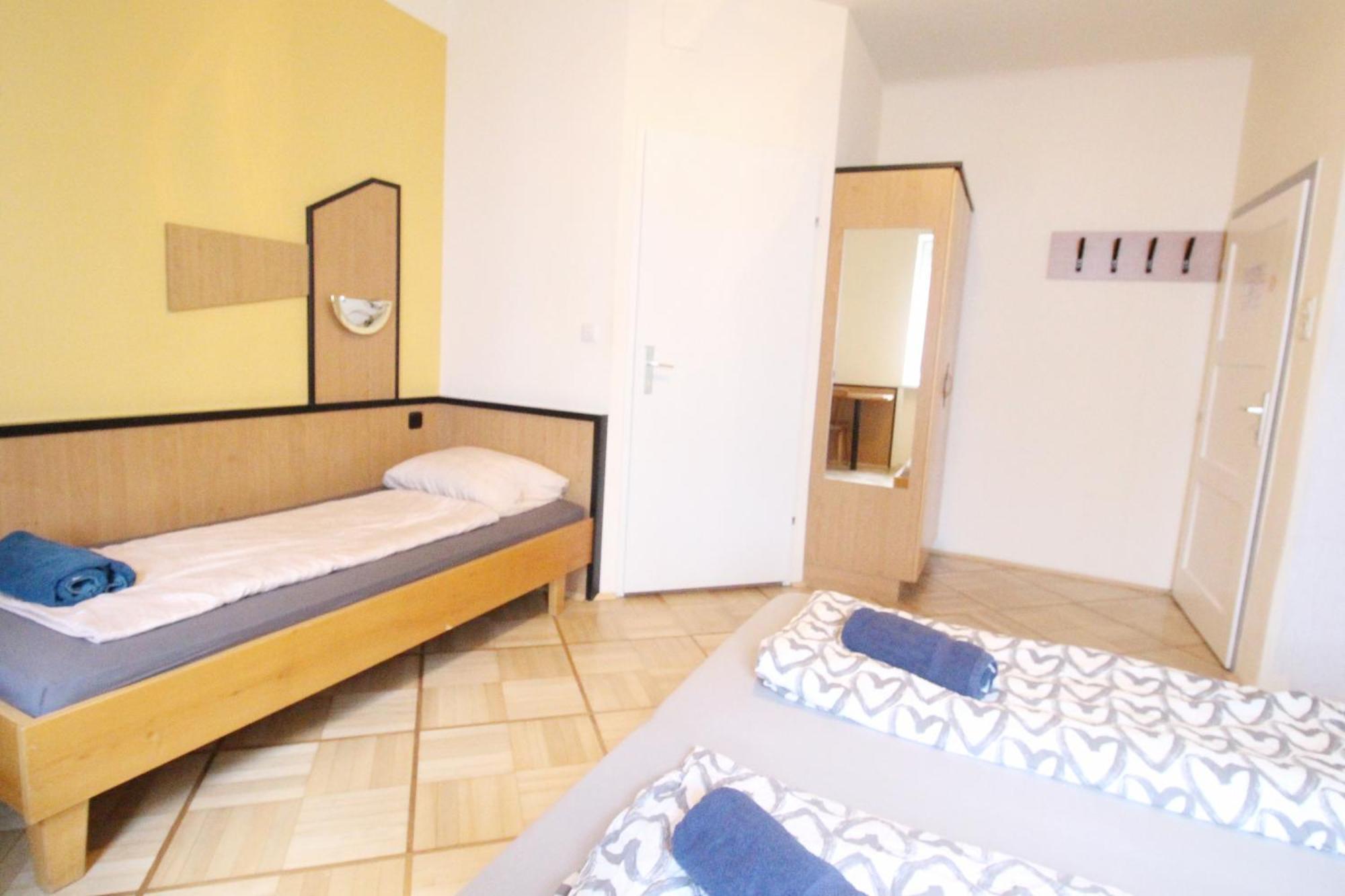 Triple In Hutteldorfer Strasse Area * Vienne