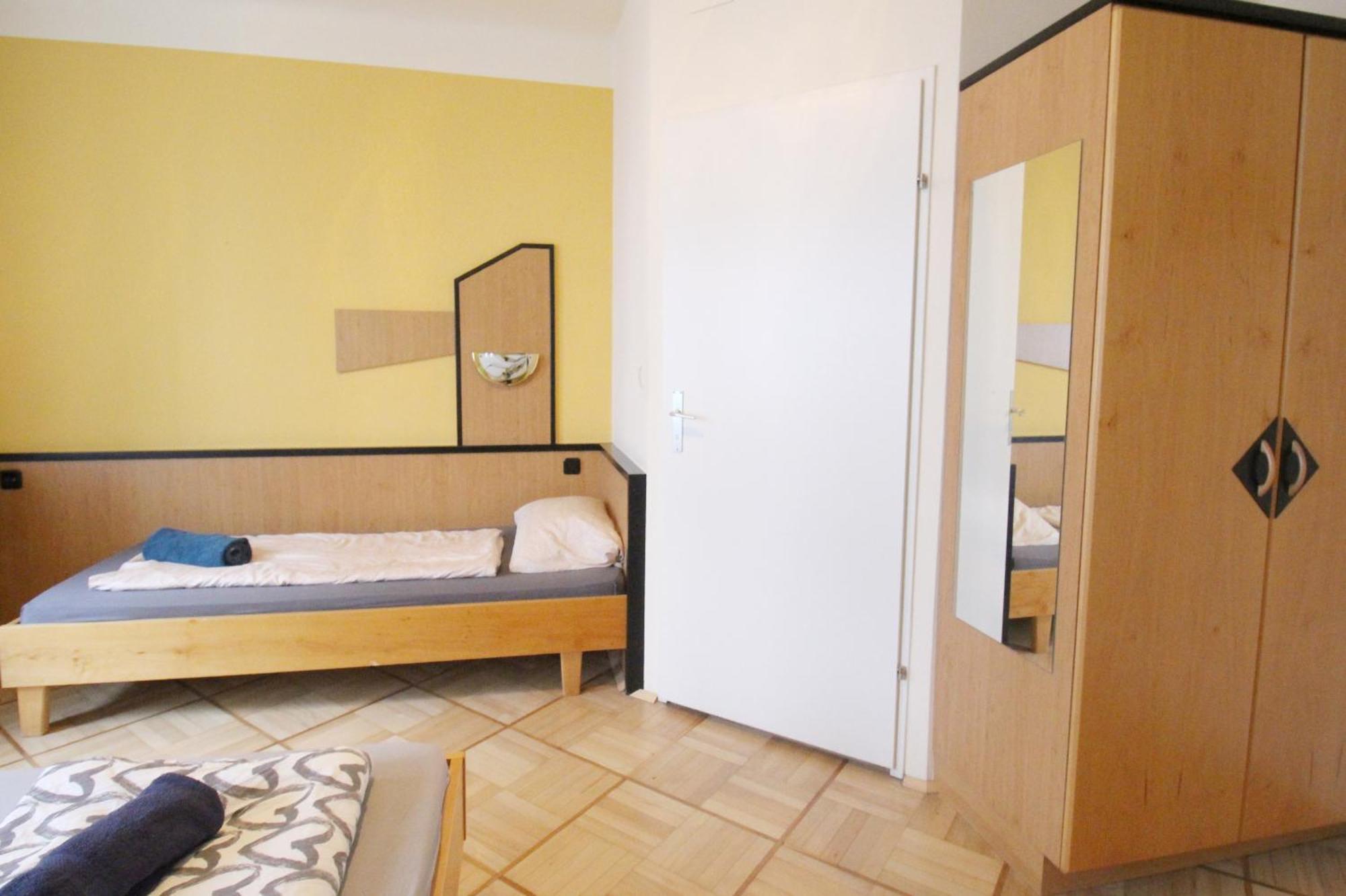 Triple In Hutteldorfer Strasse Area * Vienne