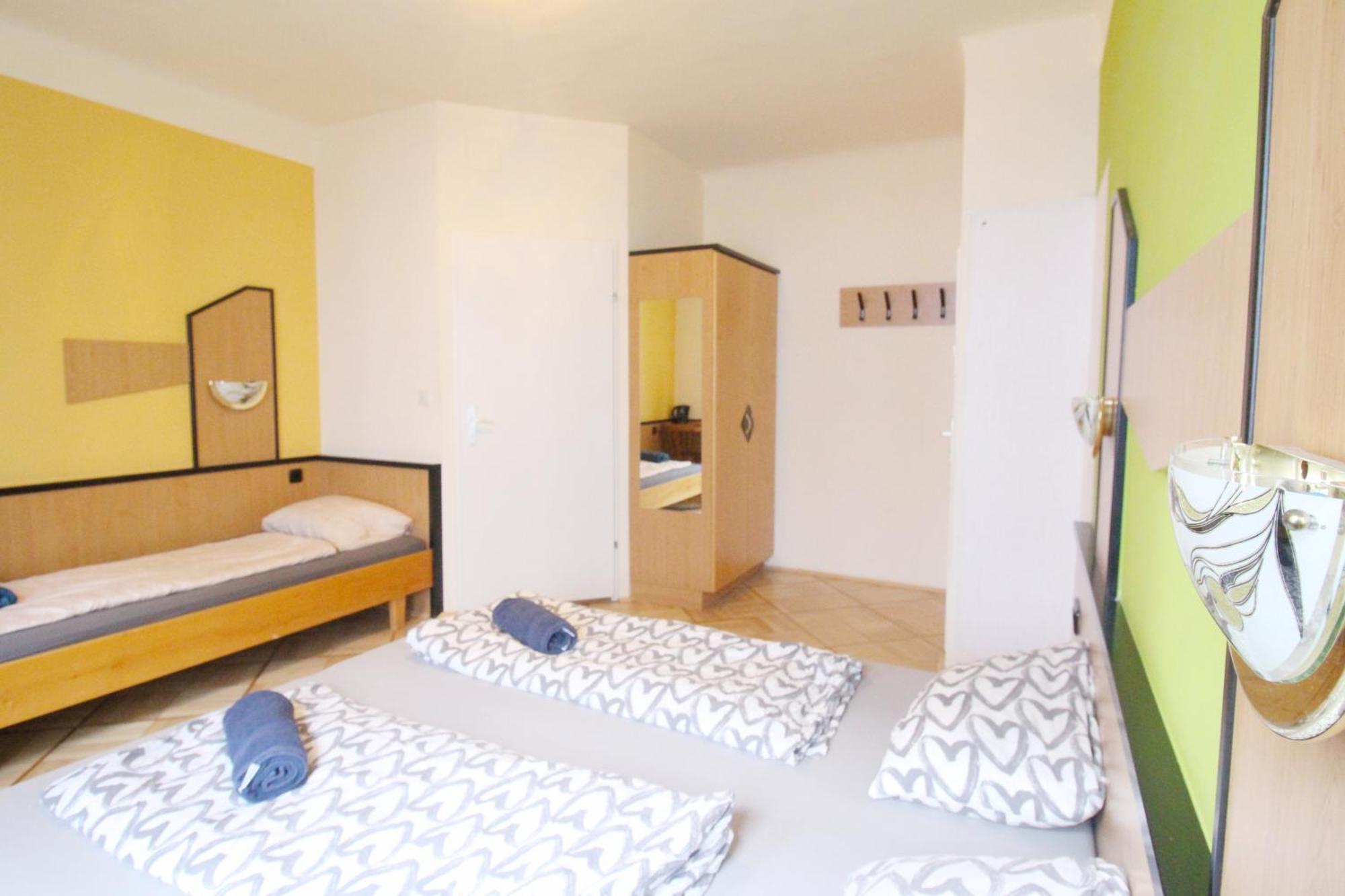 Triple In Hutteldorfer Strasse Area Vienne