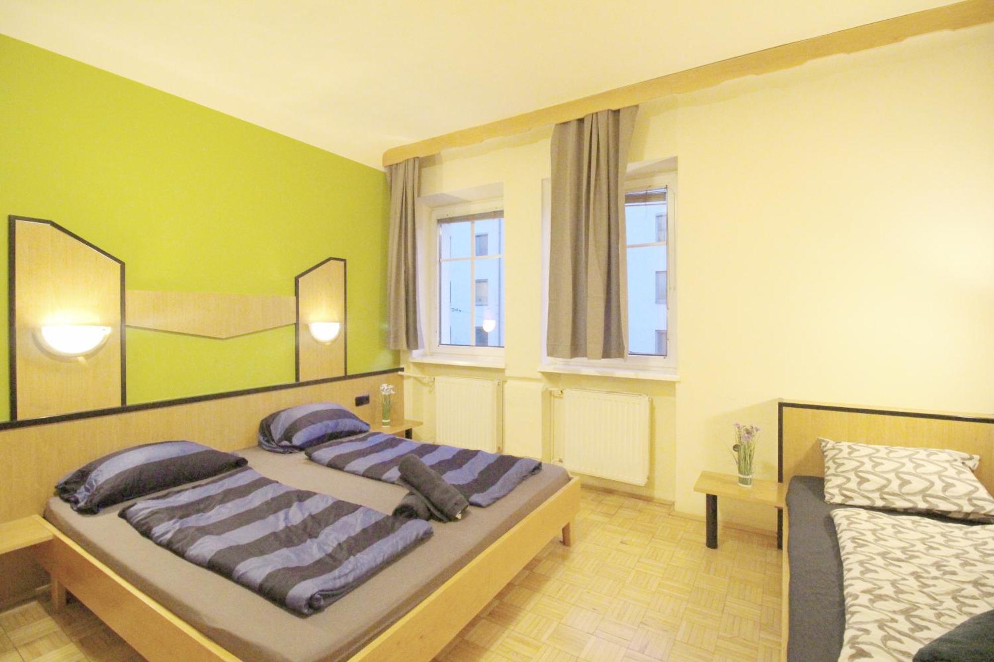 Triple In Hutteldorfer Strasse Area Vienne