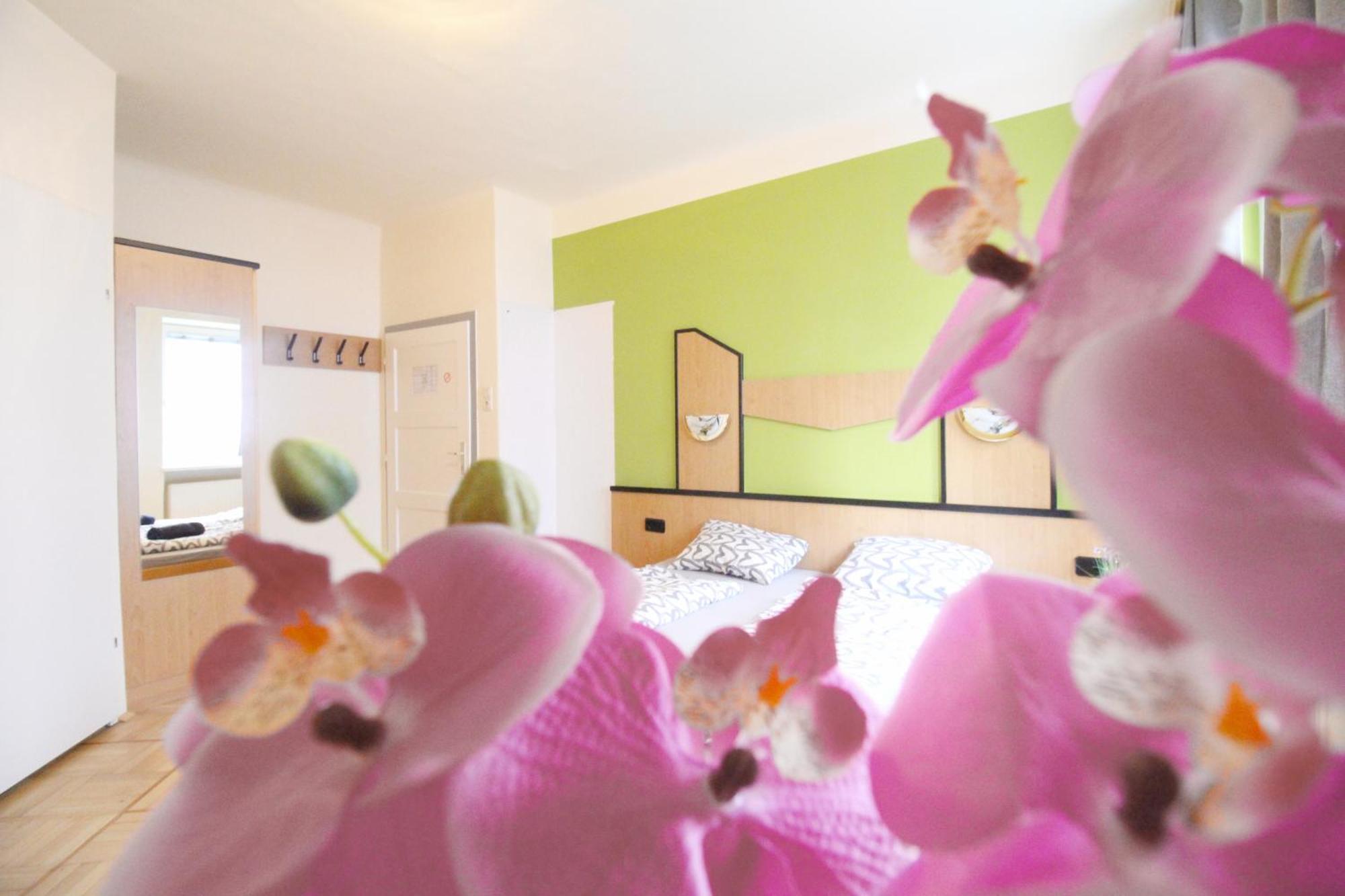 Triple In Hutteldorfer Strasse Area * Vienne