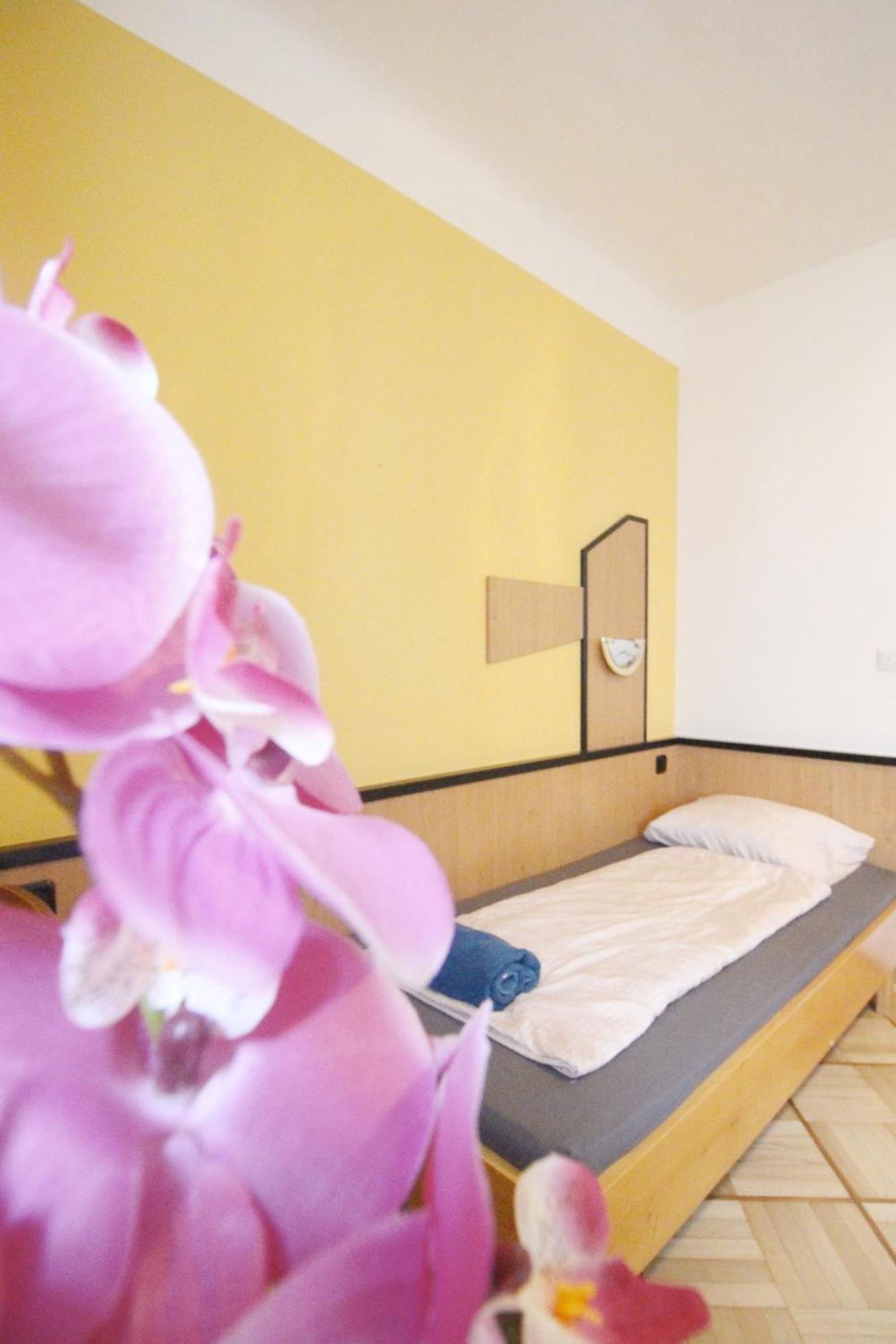 Triple In Hutteldorfer Strasse Area Vienne